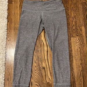 GREY LULU CAPRIS LEGGINGS; size 6
